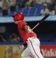 ８回、中村奨は左中間に二塁打を放つ（撮影・佐々木彰尚）