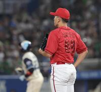 ６回、サンタナにソロを浴びた遠藤（撮影・佐々木彰尚）