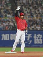 ４回、左中間に二塁打を放った中村奨（撮影・佐々木彰尚）