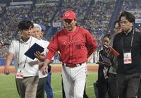 引き揚げる新井監督（撮影・佐々木彰尚）