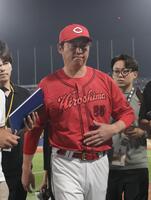 球場を後にする新井監督（撮影・佐々木彰尚）