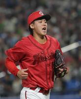 ７回を無失点に抑え叫ぶ杉田（撮影・佐々木彰尚）