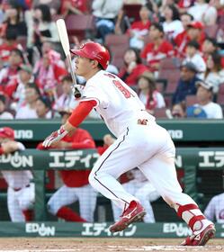 広島・佐藤啓　低弾道でバックスクリーンへ驚弾！プロ１号から１２戦４発「継続していくことに意味がある」　ＤｅＮＡと８・５差も