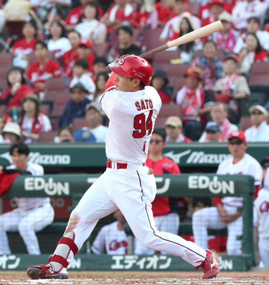 ８回、２ランを放つ佐藤啓（撮影・北村雅宏）