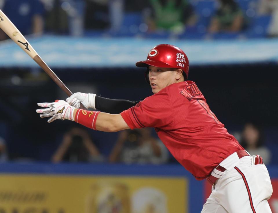 ７回、勝田は左前打を放つ（撮影・佐々木彰尚）