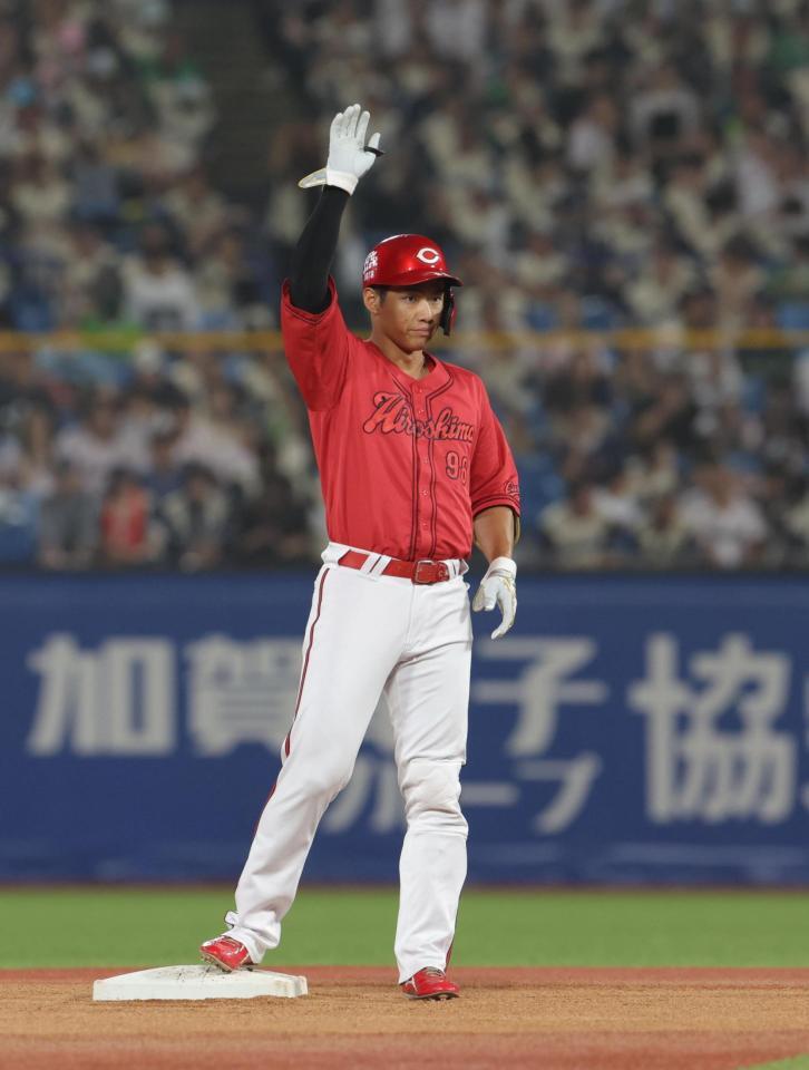 ４回、左中間に二塁打を放った中村奨（撮影・佐々木彰尚）