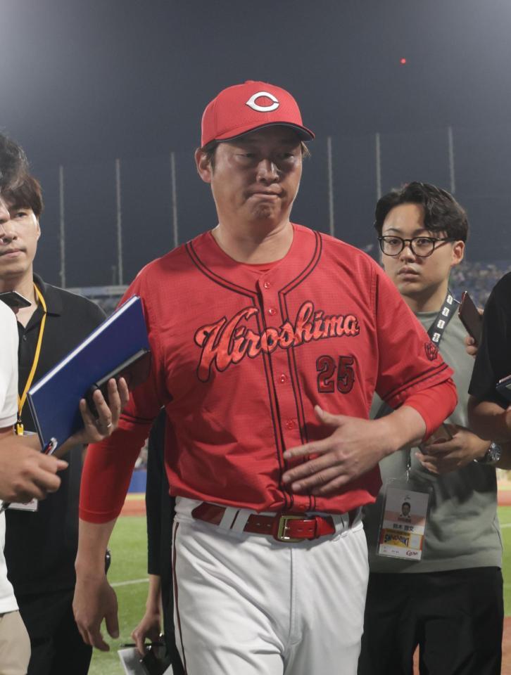 球場を後にする新井監督（撮影・佐々木彰尚）