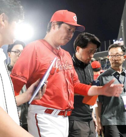 引き揚げる新井監督（撮影・佐々木彰尚）