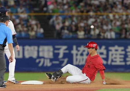 ２回、左翼線に安打を放ち、二塁に滑り込む玉村（撮影・佐々木彰尚）