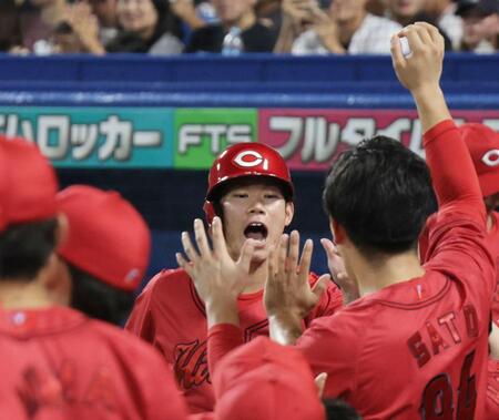 １回、佐々木の左前適時打で二走・坂倉が生還（撮影・佐々木彰尚）