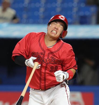 ７回、石原は死球を受ける（撮影・佐々木彰尚）
