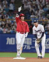 １回、左越えに適時二塁打を放ち、喜ぶ坂倉（撮影・佐々木彰尚）