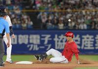 ２回、左翼線に安打を放ち、二塁に滑り込む玉村（撮影・佐々木彰尚）