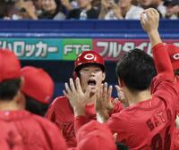 １回、佐々木の左前適時打で二走・坂倉が生還（撮影・佐々木彰尚）