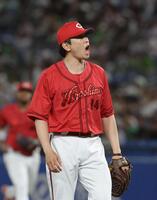 ６回、岩田を見逃し三振にしとめ叫ぶ大瀬良（撮影・佐々木彰尚）