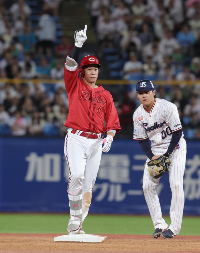 １回、左越えに適時二塁打を放ち、喜ぶ坂倉（撮影・佐々木彰尚）