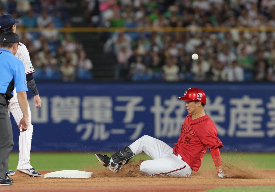２回、左翼線に安打を放ち、二塁に滑り込む玉村（撮影・佐々木彰尚）
