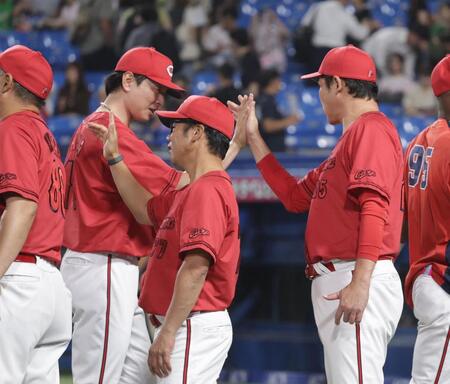 新井監督とタッチをする大瀬良（撮影・佐々木彰尚）