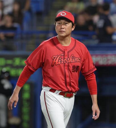 ８回表終了時、選手交代を告げた新井監督（撮影・佐々木彰尚）