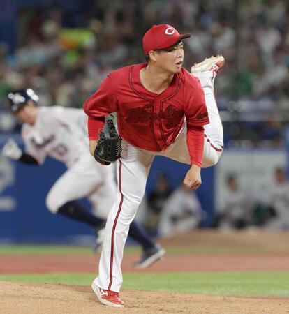 ヤクルト打線相手に力投する玉村