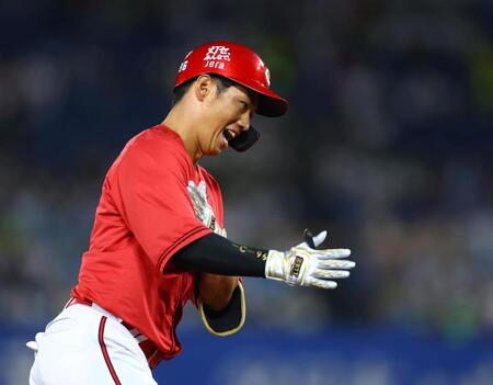 ２回、２ランを放つ中村奨（撮影・石井剣太郎）