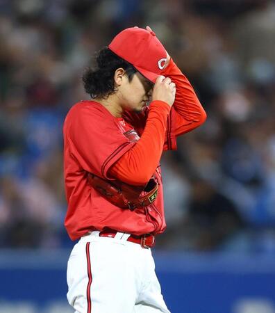 ２回、ヤクルト・丸山和郁に本塁打を許した広島・鈴木健矢＝神宮（撮影・石井剣太郎）