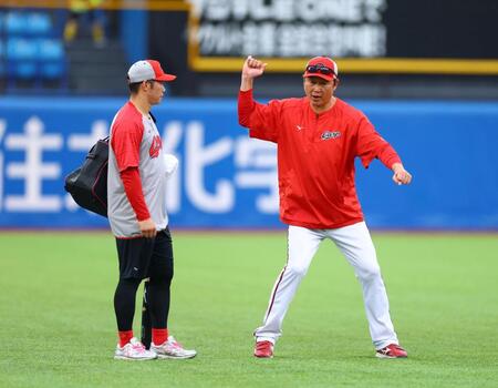 坂倉（左）を指導する新井監督（撮影・石井剣太郎）