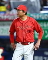 選手の交代を告げる新井監督（撮影・石井剣太郎）