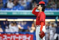 ５回、長岡に適時二塁打を許した鈴木（撮影・石井剣太郎）