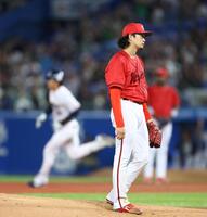 ３回、田中（奥）に本塁打を許した鈴木（撮影・石井剣太郎）