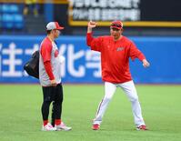 坂倉（左）を指導する新井監督（撮影・石井剣太郎）