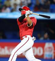 ２回、２ランを放つ中村奨（撮影・石井剣太郎）