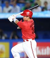 １回、先制適時二塁打を放つ坂倉（撮影・石井剣太郎）