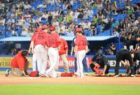 ６回、死球を受けた勝田（左から２人目）＝撮影・石井剣太郎
