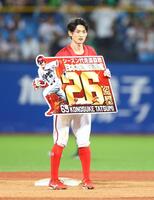 記録達成のパネルを手にする辰見（撮影・石井剣太郎）