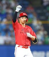 ９回、適時二塁打を放った中村奨（撮影・石井剣太郎）