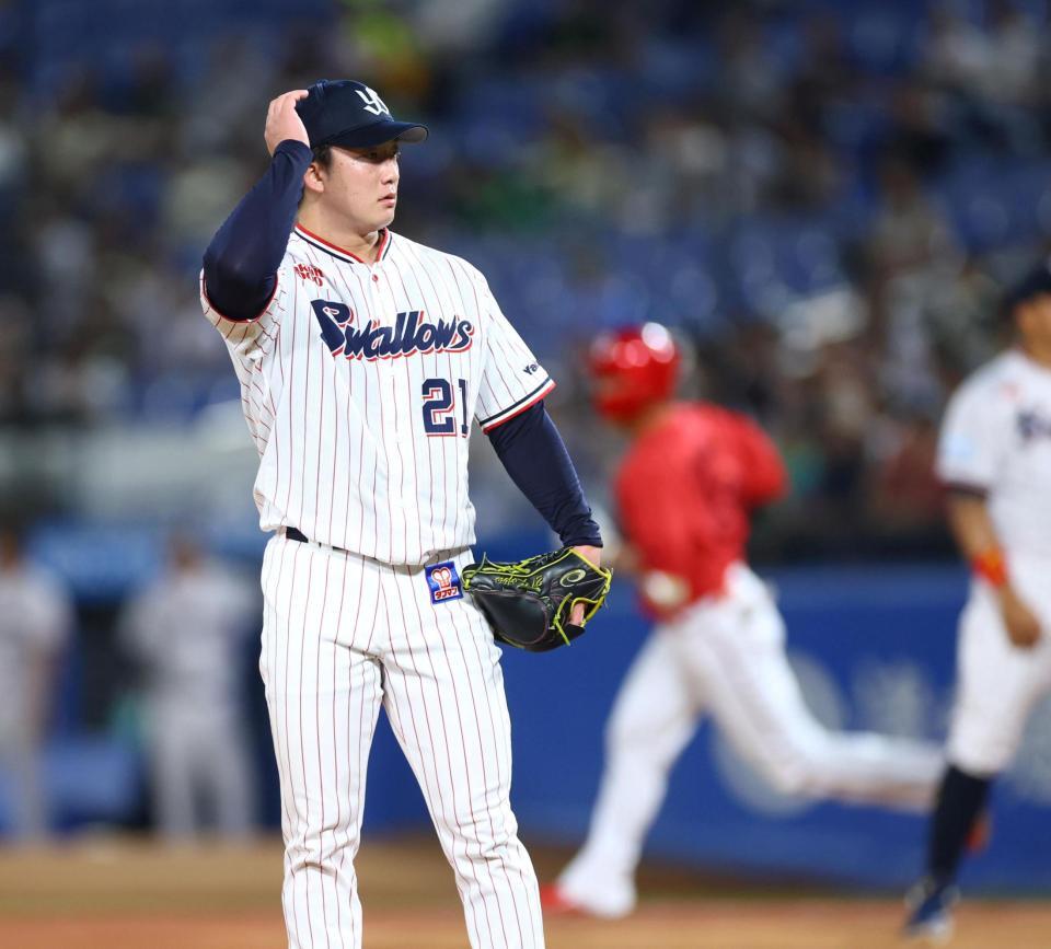 ２回、中村奨（奥）に２ランを許す吉村（撮影・石井剣太郎）