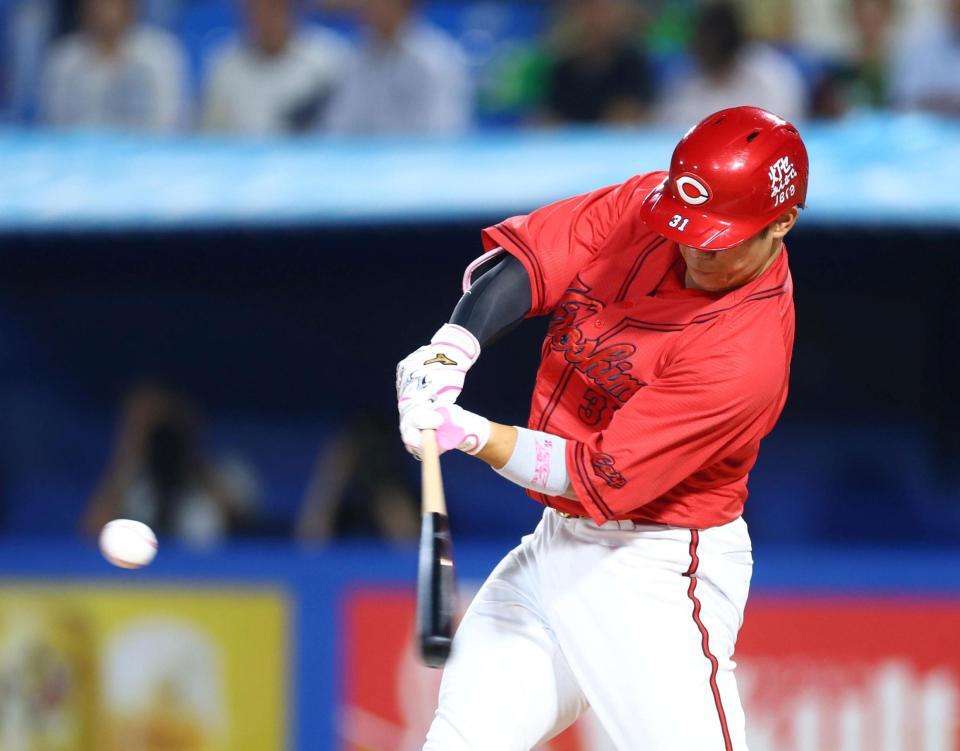 １回、先制適時二塁打を放つ坂倉（撮影・石井剣太郎）
