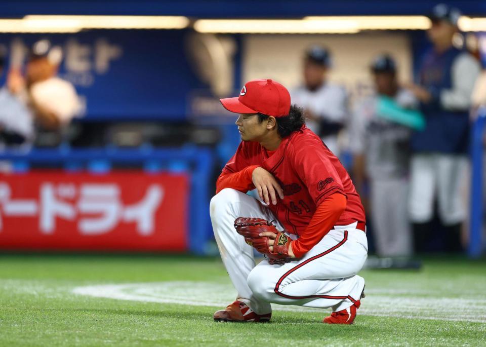 ５回、サンタナに適時打を許した鈴木（撮影・石井剣太郎）