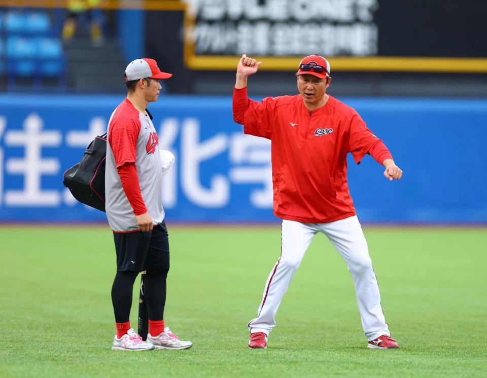坂倉（左）を指導する新井監督（撮影・石井剣太郎）
