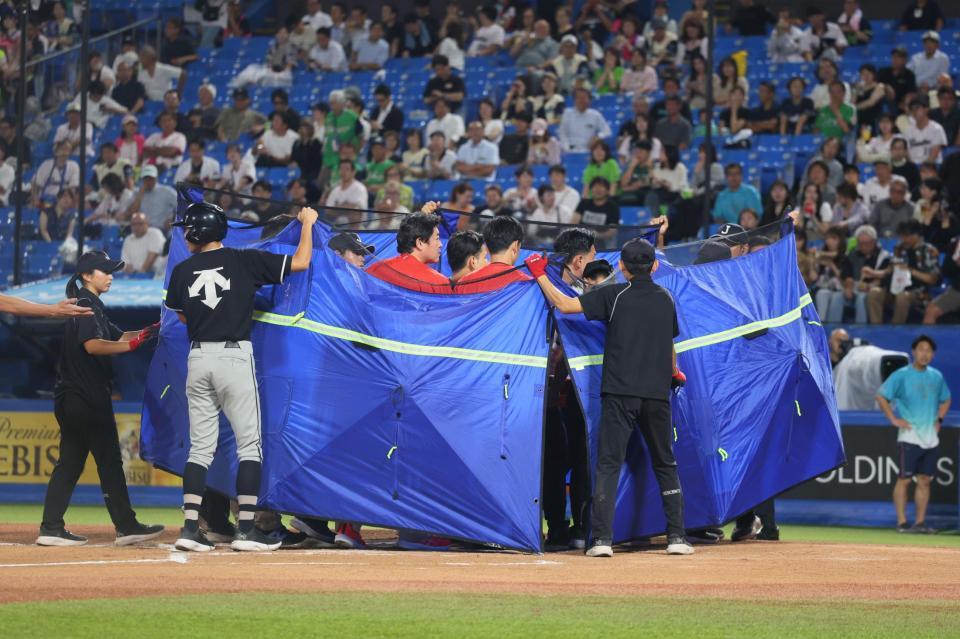 ６回、死球を受け運ばれる勝田（撮影・石井剣太郎）
