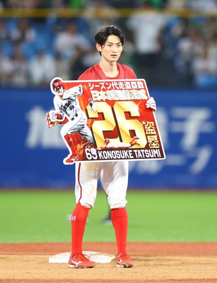 記録達成のパネルを手にする辰見（撮影・石井剣太郎）
