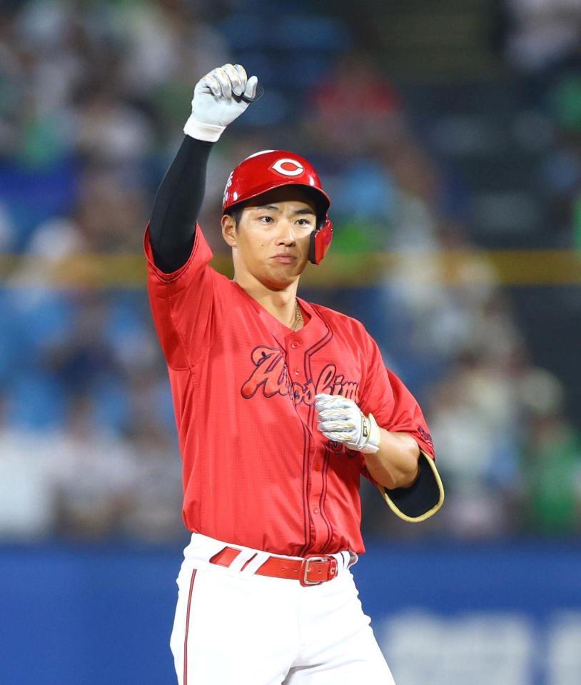 ９回、適時二塁打を放った中村奨（撮影・石井剣太郎）