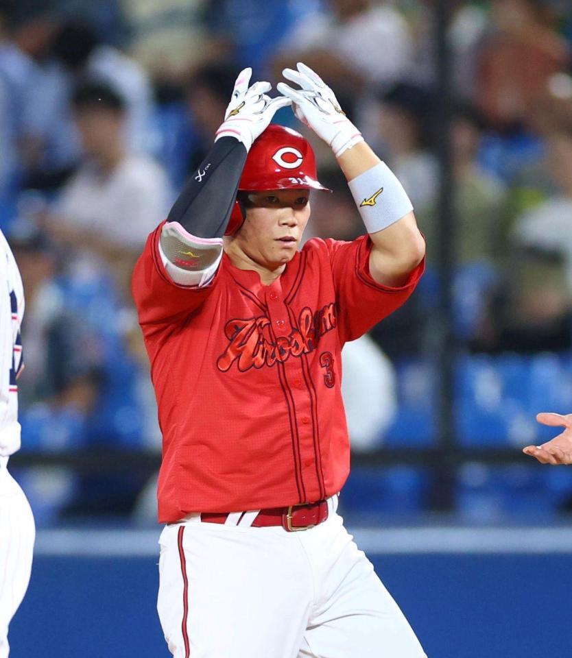 １回、先制適時二塁打を放つ坂倉（撮影・石井剣太郎）