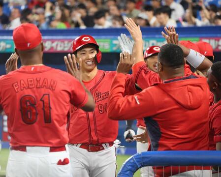 ２回、２ランを放ちナインとタッチを交わす中村奨（撮影・石井剣太郎）