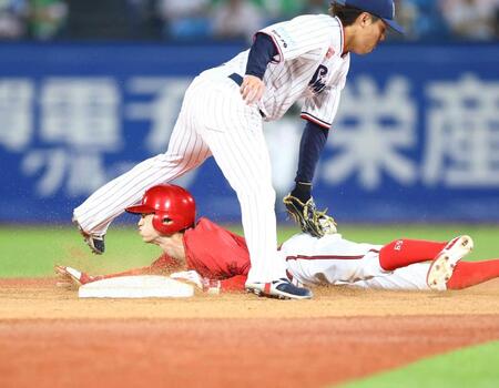 ９回、代走盗塁数の日本記録となる二盗を決める辰見（撮影・石井剣太郎）