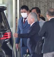広島地裁を出る滝口涼介被告（左）＝広島地裁