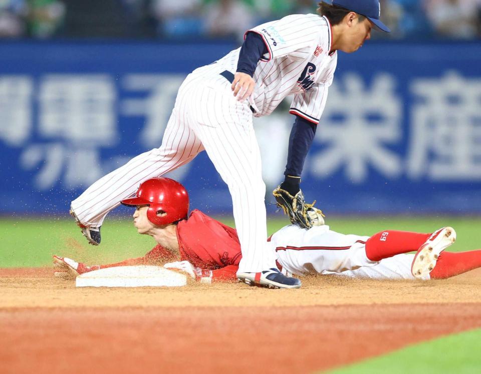 ９回、代走盗塁数の日本記録となる二盗を決める辰見（撮影・石井剣太郎）