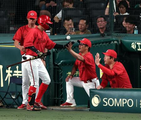６回、ソロを放った大盛を迎える新井監督（撮影・山口登）