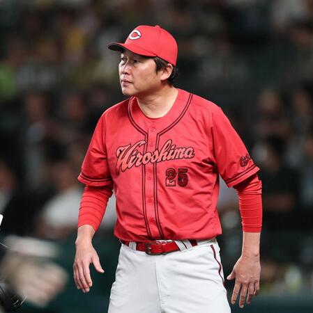 ８回、投手交代を告げる広島・新井貴浩監督＝甲子園（撮影・田中太一）